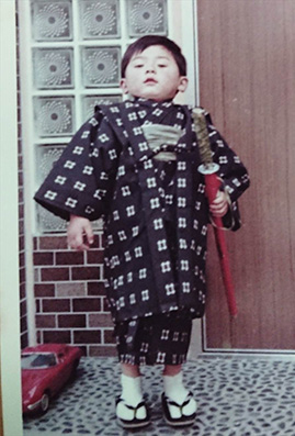 The childhood picture of Dr. MIZUNO wearing Kimono and red imitation sword on his waste