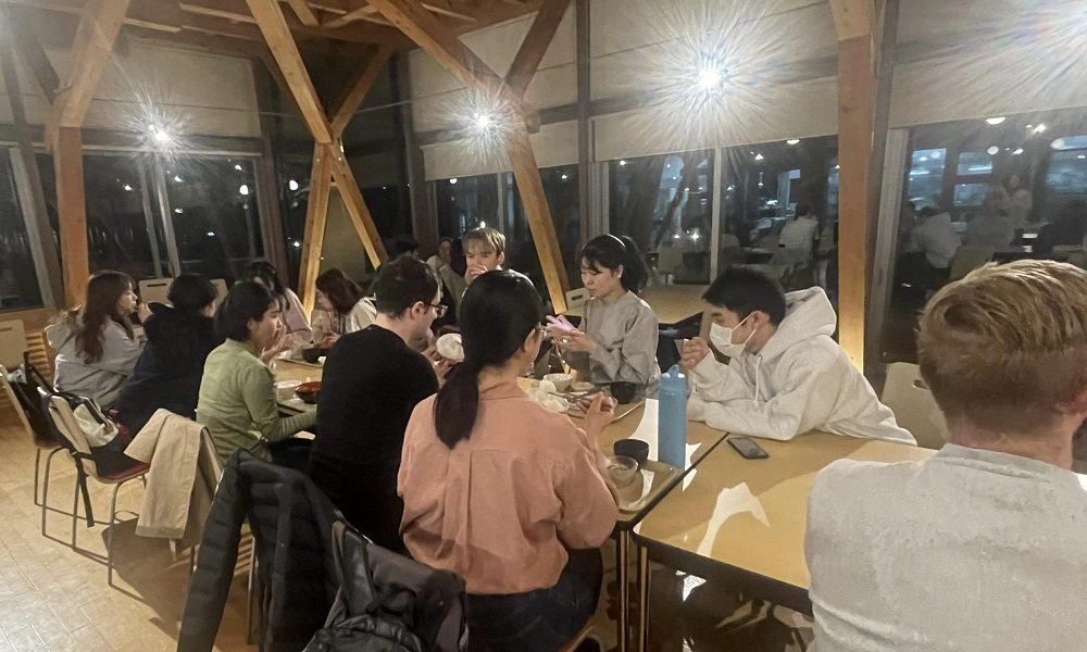 食事をしながら日本語で会話する学生たちの写真