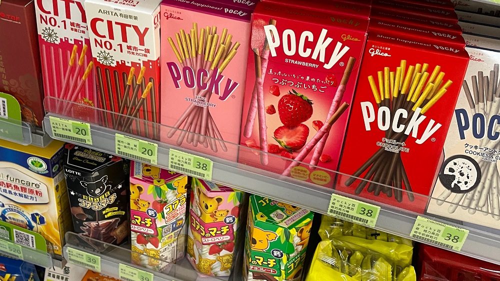 日本のお菓子が並ぶ商品棚の写真