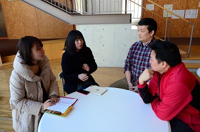インタビューする筑波大学学生：左の2人