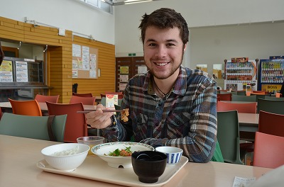 ヘルシーミールメニューを食べる留学生