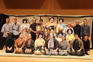 様々な国籍の学生によるザ・歌舞伎倶楽部