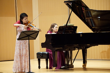 渡辺 玲子 特任教授によるヴァイオリンの祝賀曲演奏
