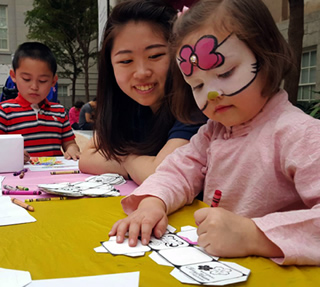 子どもたちと一緒に紙だるまづくりを行い、日本の文化を伝える
