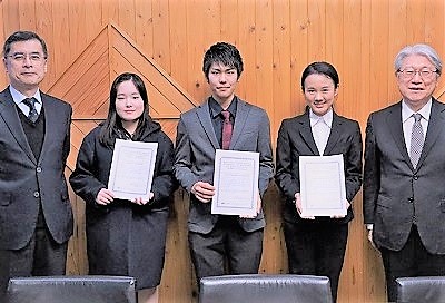 成績優秀者報奨奨学金受賞者たちと鈴木学長、吉尾副学長の記念写真