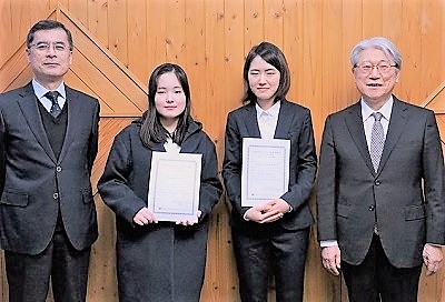 留学時奨学金受賞者たちと鈴木学長、吉尾副学長の記念写真