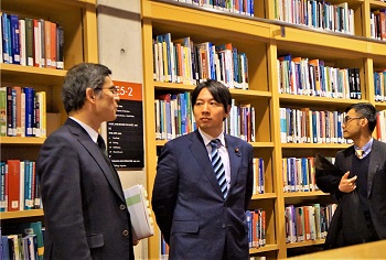吉尾副学長と小倉政務官の写真