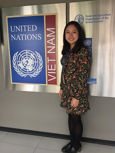 UNV事務所前での加藤さんの写真