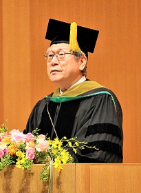式辞を述べる鈴木学長の写真
