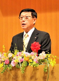 祝辞を述べる佐竹秋田県知事の写真