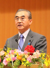 祝辞を述べる鶴田秋田県議会議長の写真