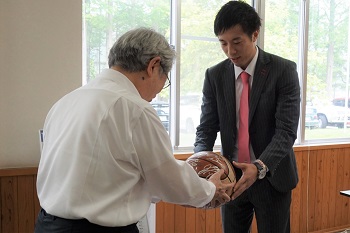 小野寺選手から鈴木学長へサインボールを手渡す写真