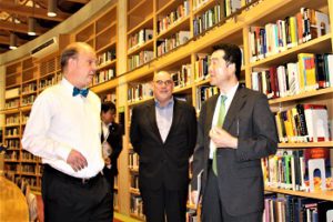 ポール参事官へ中嶋記念図書館の説明をする磯貝副学長とマッキャグ副学長の写真