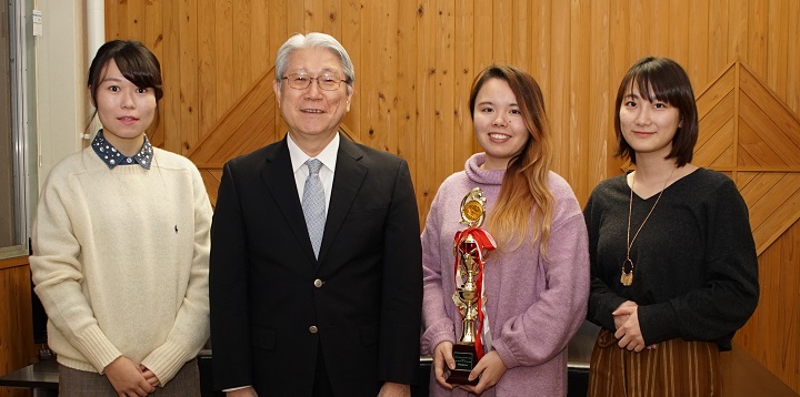 受賞者3名と鈴木学長の集合写真