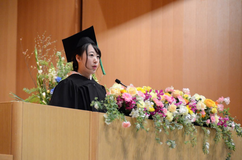 卒業生代表の小瀧さんがスピーチを行っている写真