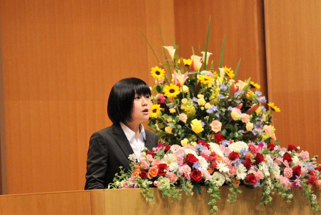 新学部生の中嶋さんがスピーチを行っている写真
