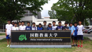 2019年8月1日 少年サッカークラブ・スポルティフ秋田の子どもたちが国際教養大学を見学訪問した際の集合写真