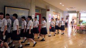 2019年8月9日 聖霊女子短期大学付属高等学校の生徒が国際教養大学内を見学している様子