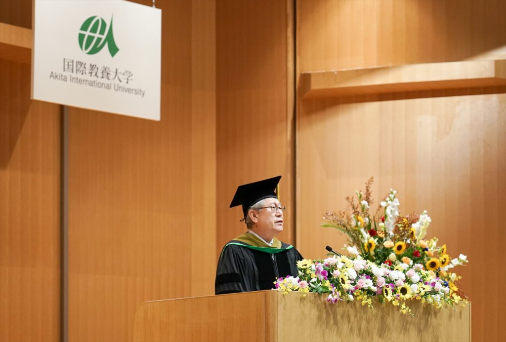 壇上に立ち式辞を述べる鈴木学長の写真