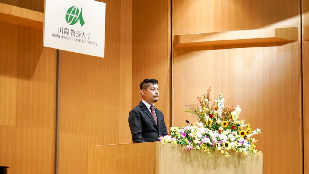 壇上に立ち、代表スピーチを述べる鮎川さんの写真