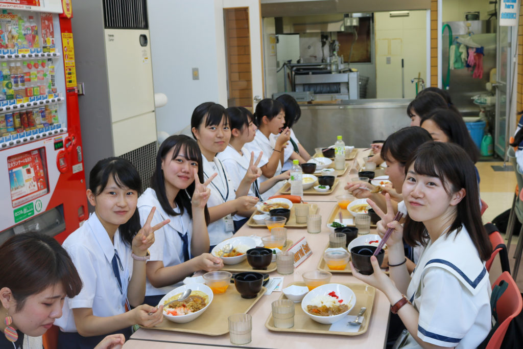 学食で食事をとるセミナー参加者の写真