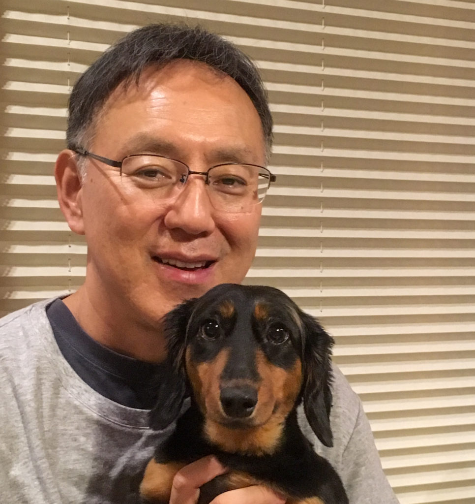 愛犬とともに写る熊谷副学長の写真