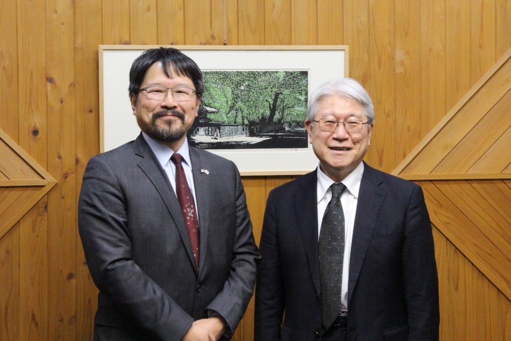 アンドリュー・リー在札幌米国総領事館 総領事と本学学長の写真
