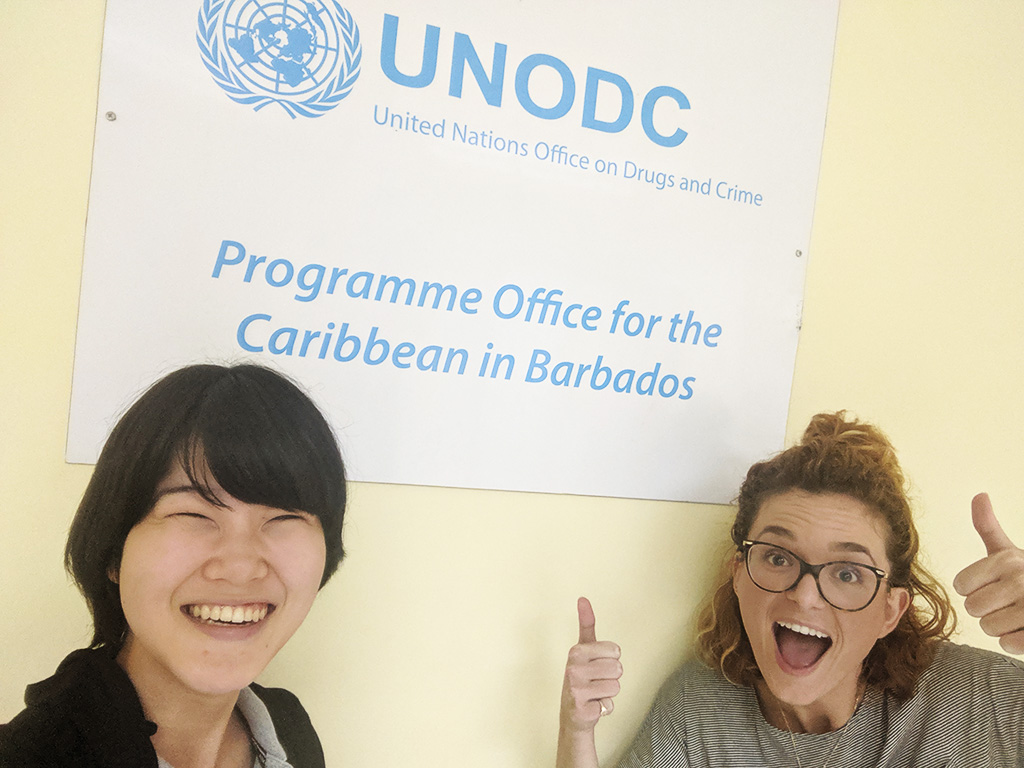 UNODCのパネルの前での写真