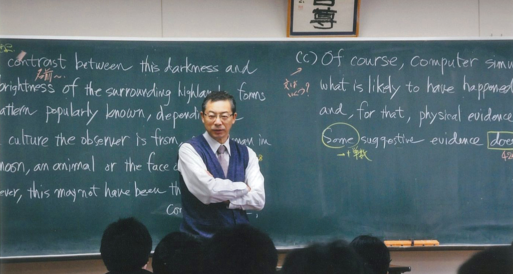 佐藤教授が高校教師生活最後の授業をしている様子