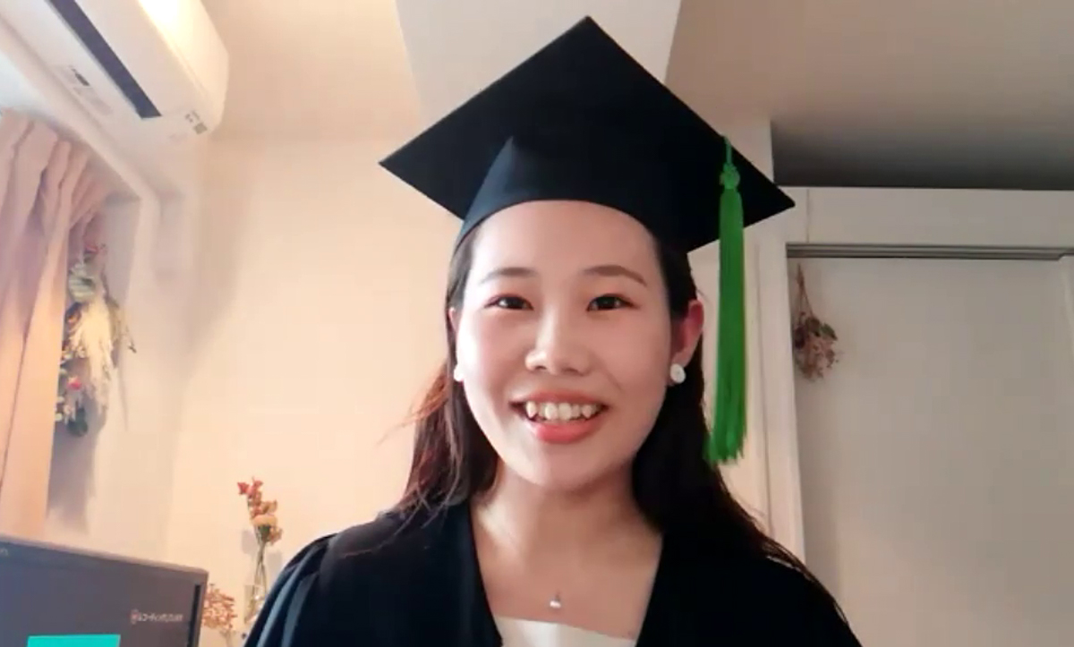 2019年度卒業生代表の長尾 緑さんがスピーチを行っているZoom越しの写真