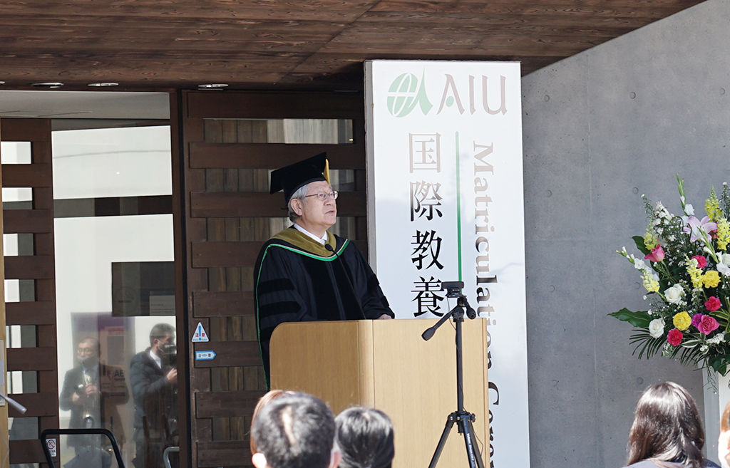 鈴木学長が壇上で式辞を述べている写真