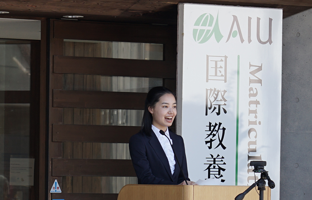 新学部生の上野さんがスピーチを行っている写真