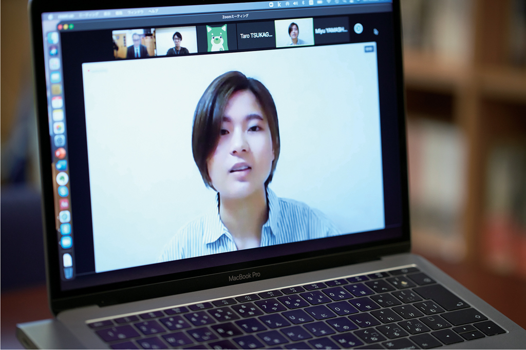 オンライン座談会で話している冨田さんがモニターに映っている写真