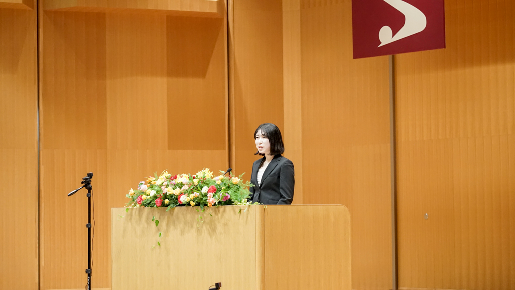 新学部生の宇崎さんがスピーチを行っている写真