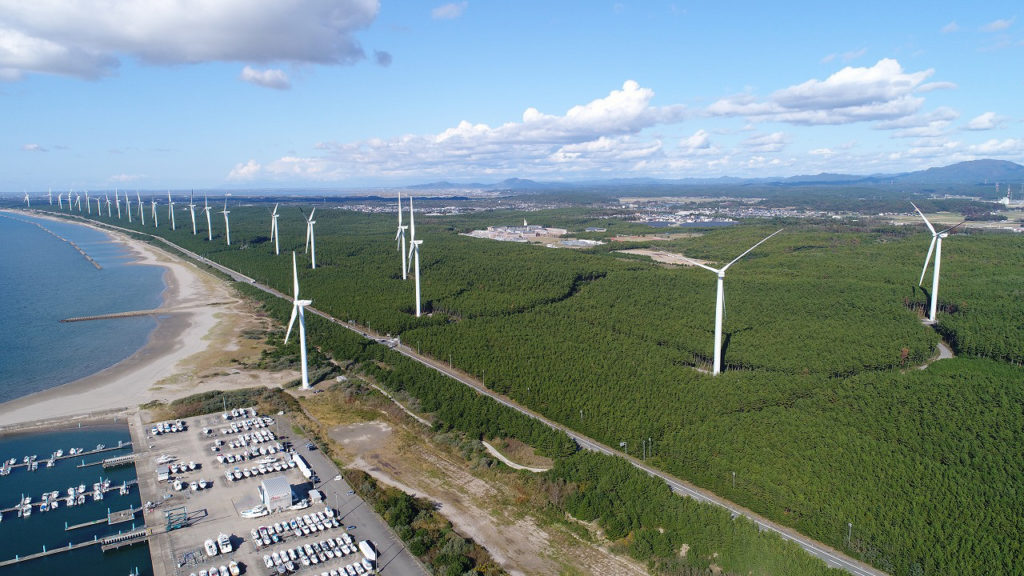 沿岸の発電用風車の空撮写真