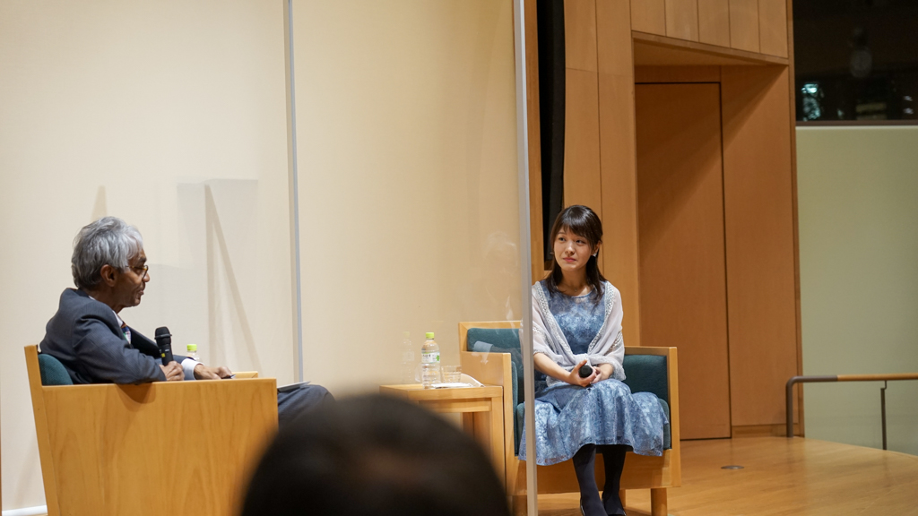 ステージ上で対談している廣津留先生とカセム学長の写真