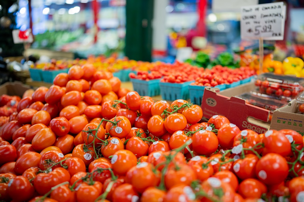 市場で売られているトマトの写真