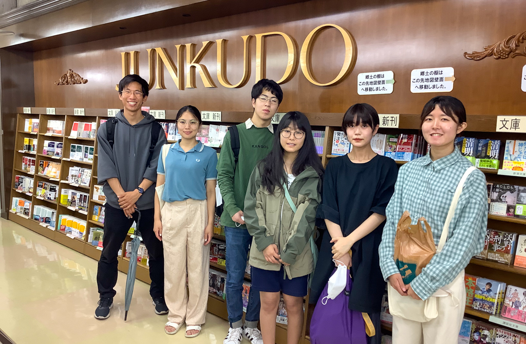 ジュンク堂書店秋田店にて撮影した学生たちの写真