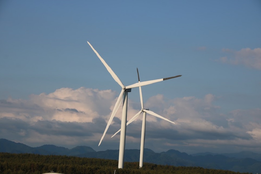 秋田潟上ウインドファームの発電用風車の写真