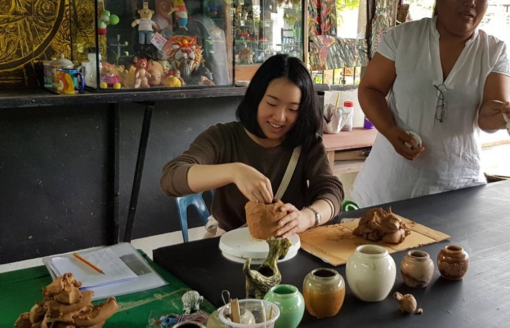 タイの陶芸を体験している田中さんの写真
