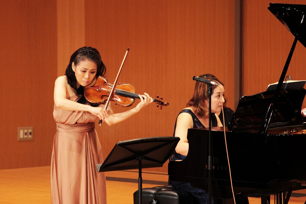 ヴァイオリンとピアノによる祝賀演奏の写真