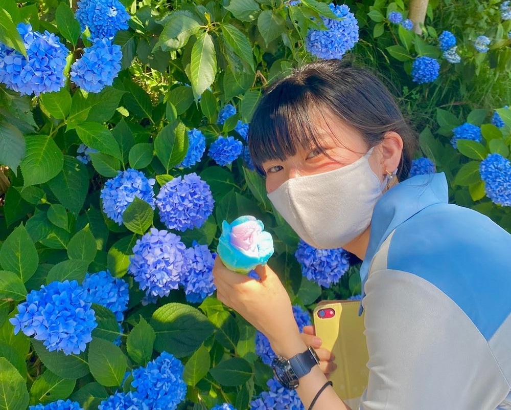 アジサイの前でアイスを持つ井口 涼花さんの写真