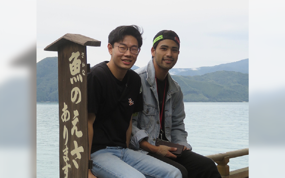 田沢湖にて学生2名の写真