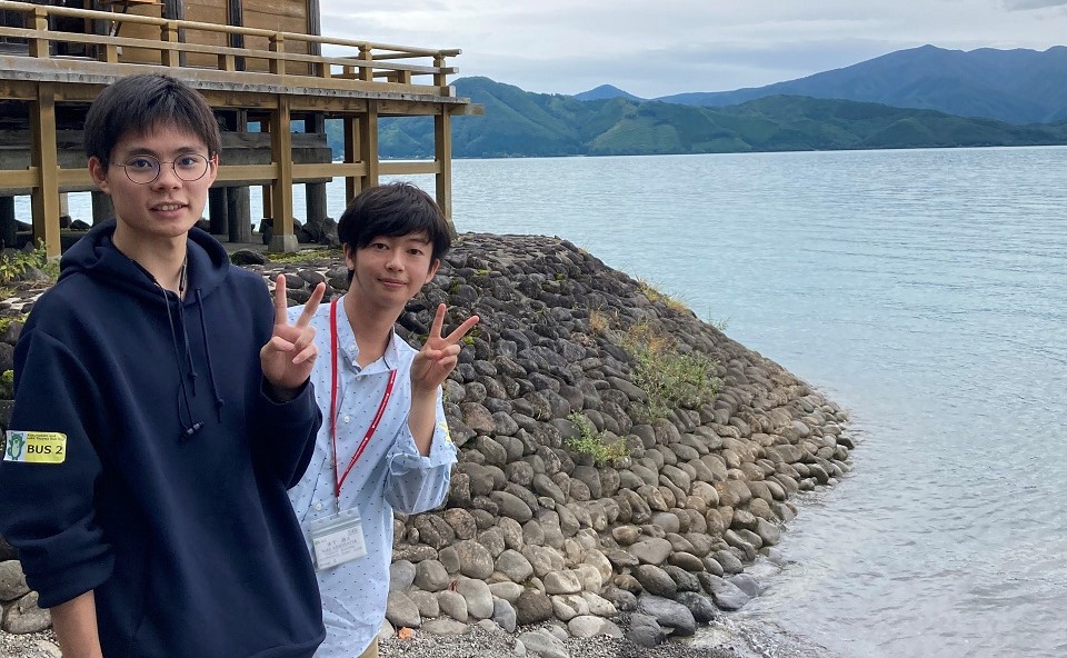 田沢湖にて学生2名の写真