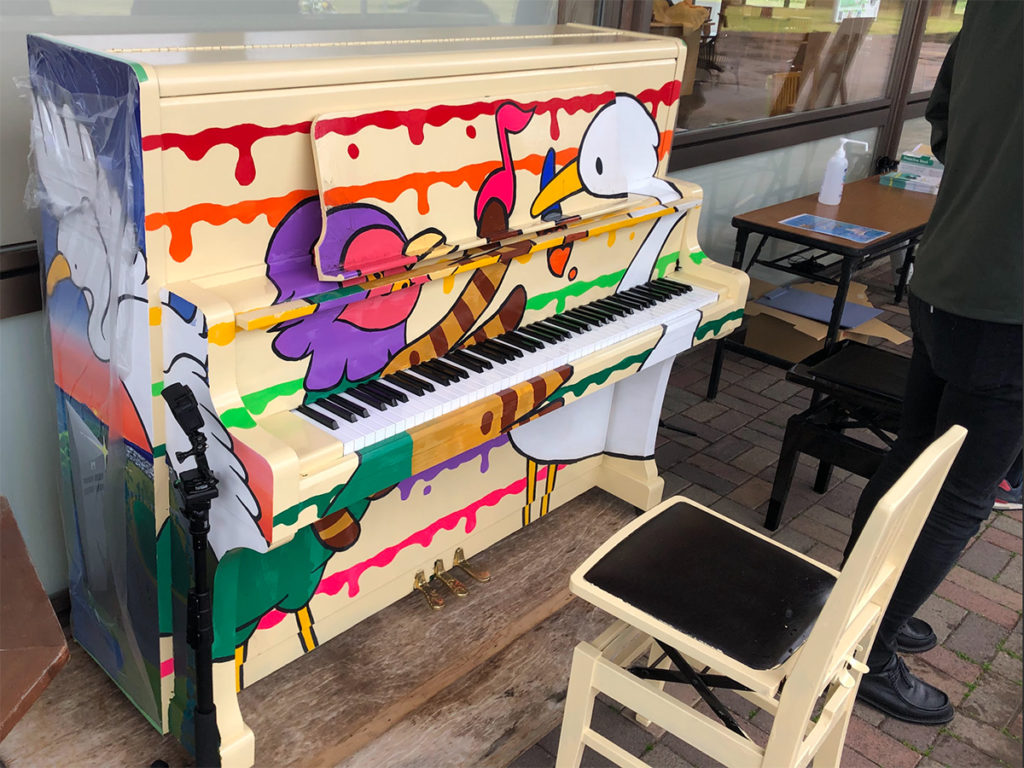 潟上市の道の駅てんのうに設置されたストリートピアノの写真