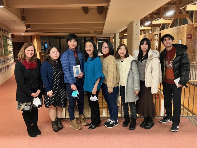 Lee Friederich (left) and Big Read lab class with Yuko Taniguchi (4th from left)