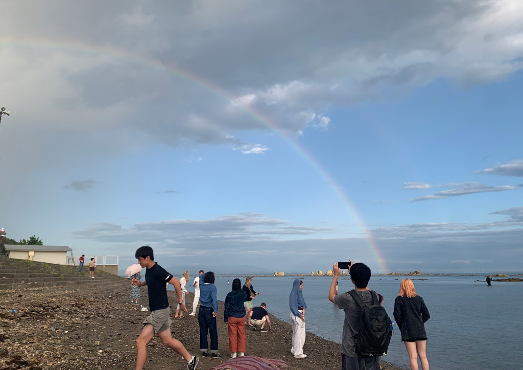 海岸に現れた虹の写真