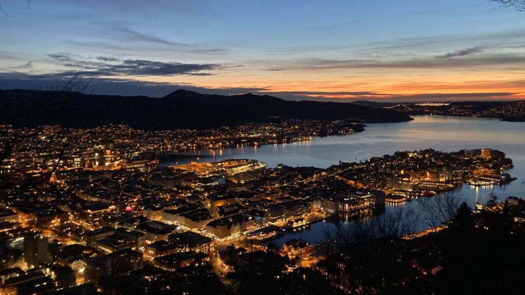 ノルウェー、ベルゲンのフィヨルド夜景の写真