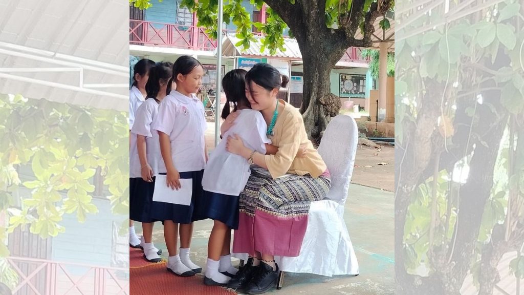 小学校の生徒と別れの挨拶をする奥野さんの写真