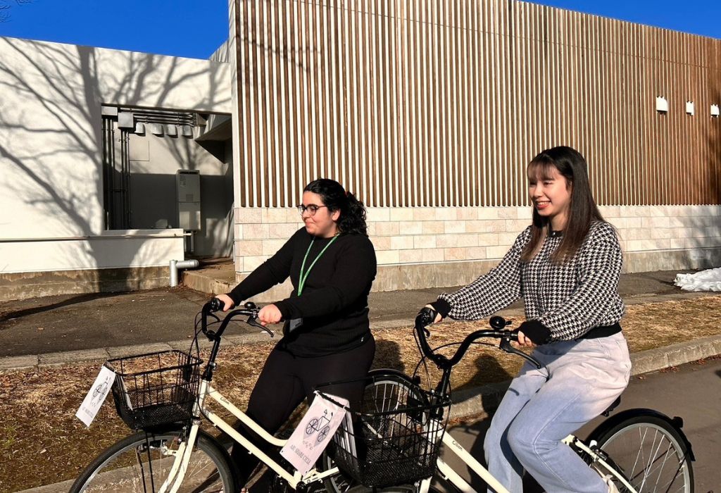 自転車に乗る学生たちの写真
